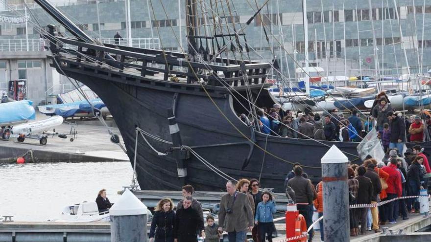 Numerosos visitantes en la &quot;Nao Victoria&quot;, atracada en el puerto de Gijón durante la Semana Santa.