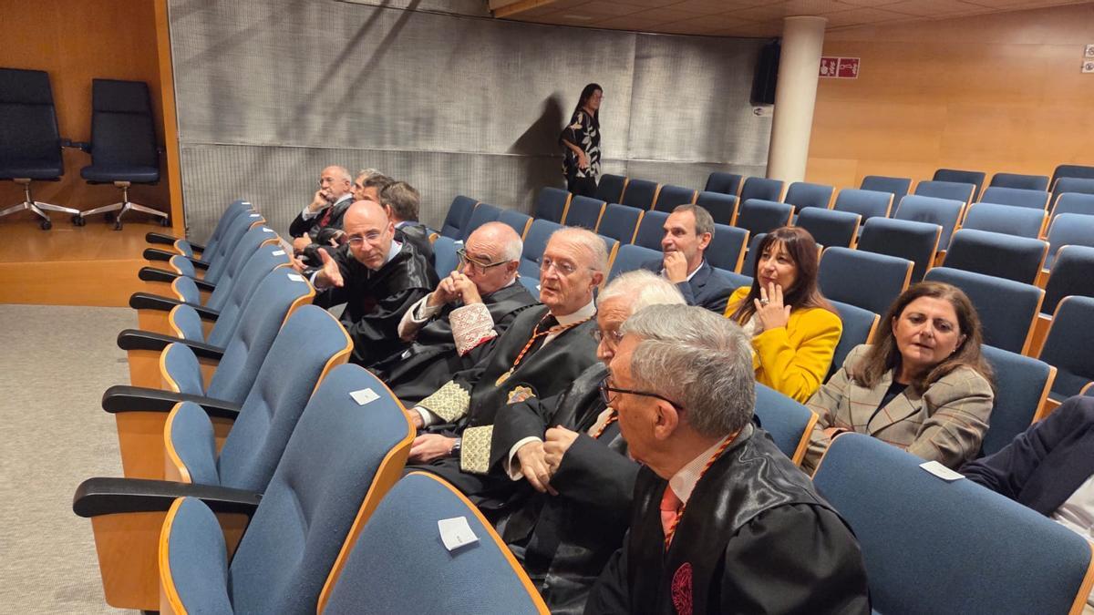 Loa académicos escucharon el discurso de su nuevo compañero, Miguel Arbona