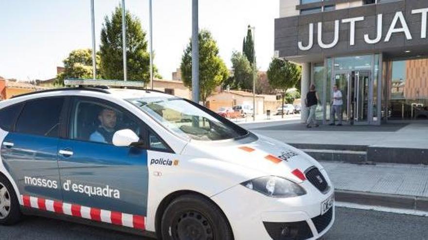 El jove ha arribat als jutjats de la Bisbal en aquest vehicle dels Mossos | EFE