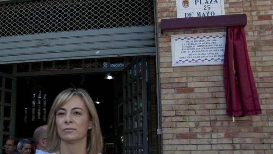 Sonia Castedo, ayer, ante la placa en recuerdo a las víctimas que incluye la palabra &quot;fascista&quot;.