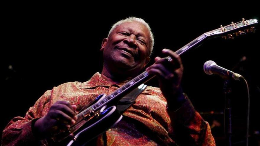 B. B. King, durante un concierto en Córdoba, en 2006.