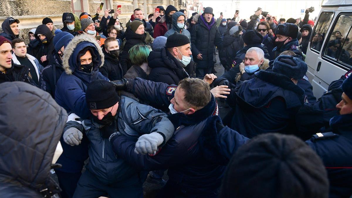 Manifestantes chocan con la policía durante una protesta en apoyo del líder opositor encarcelado  Navalni en la ciudad de Vladivostok.