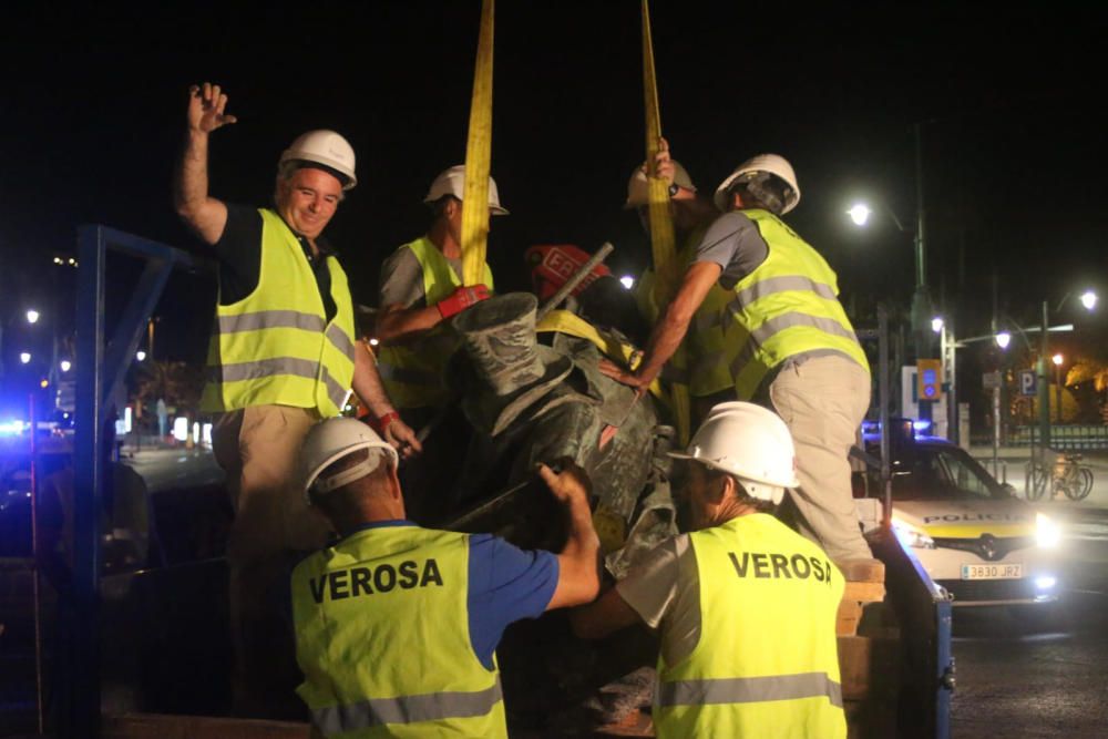 Traslado de la escultura del Marqués de Larios para su restauración.