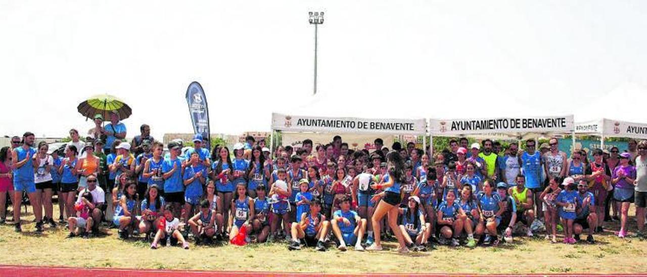 Los participantes en el encuentro atlético posaron al final todos juntos.