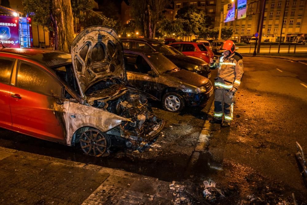 Un incendio calcina varios coches en el Campillín