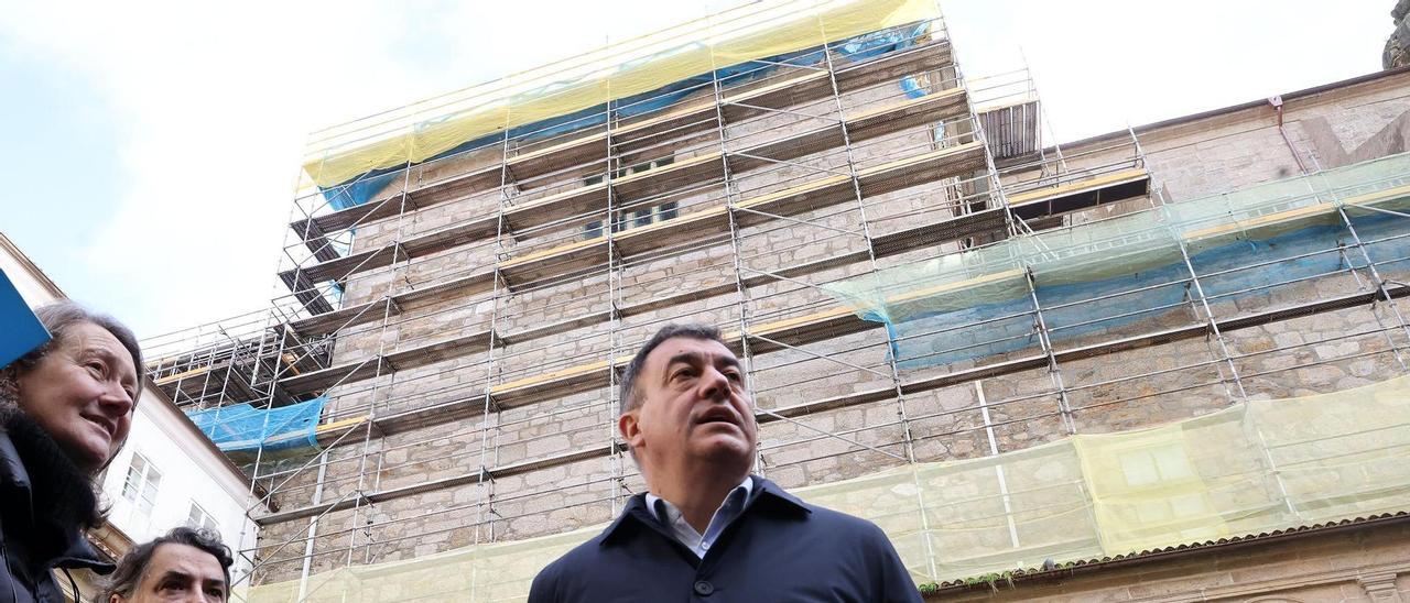 Román Rodríguez visitando la rehabilitación de la iglesia de San Francisco, en Santiago