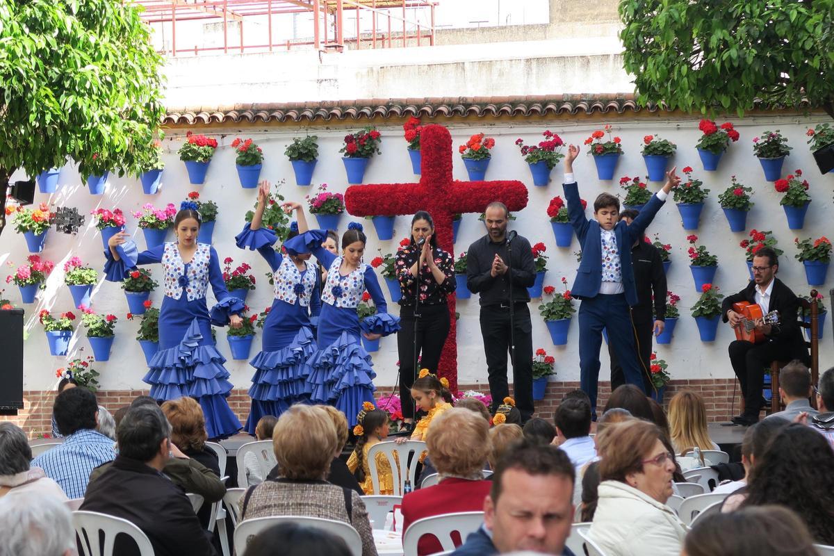 Actuación en la cruz Los Quijotes Cordobeses, primer premio en modalidad de zonas modernas.