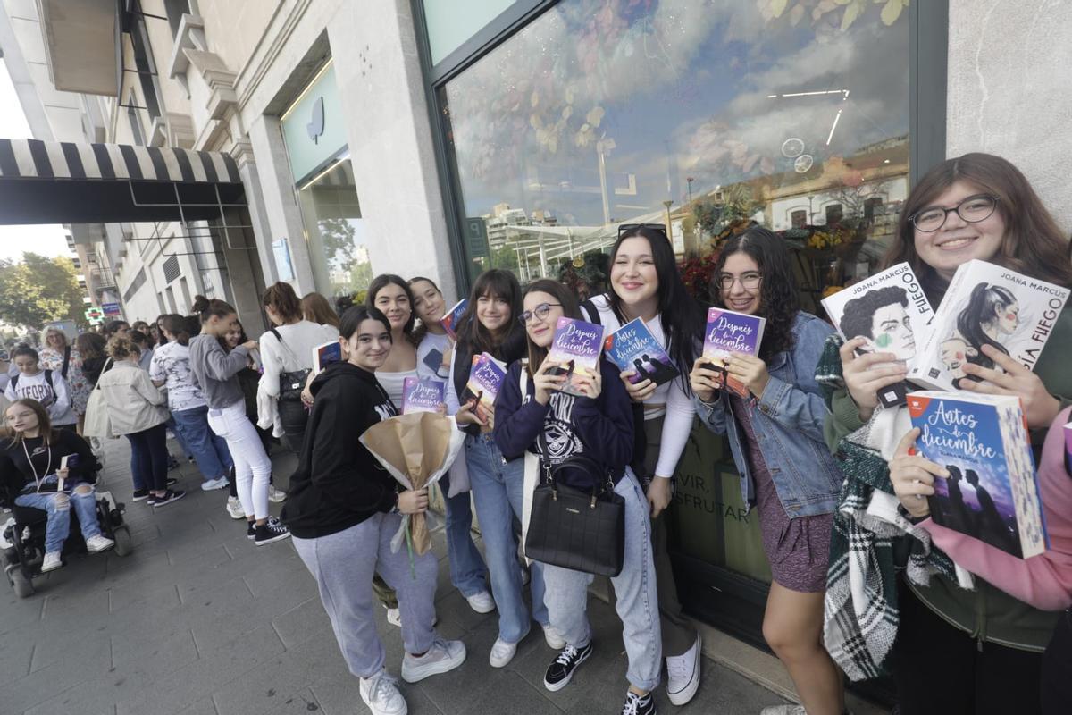 La escritora mallorquina Joana Marcús firma su último libro en Palma