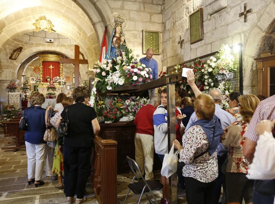 La nueva cita con el santuario de A Franqueira, en A Cañiza, unió ayer a miles de devotos.