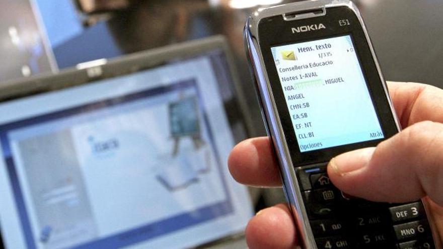 El SMS cumple 20 años asediado por el WhatsApp