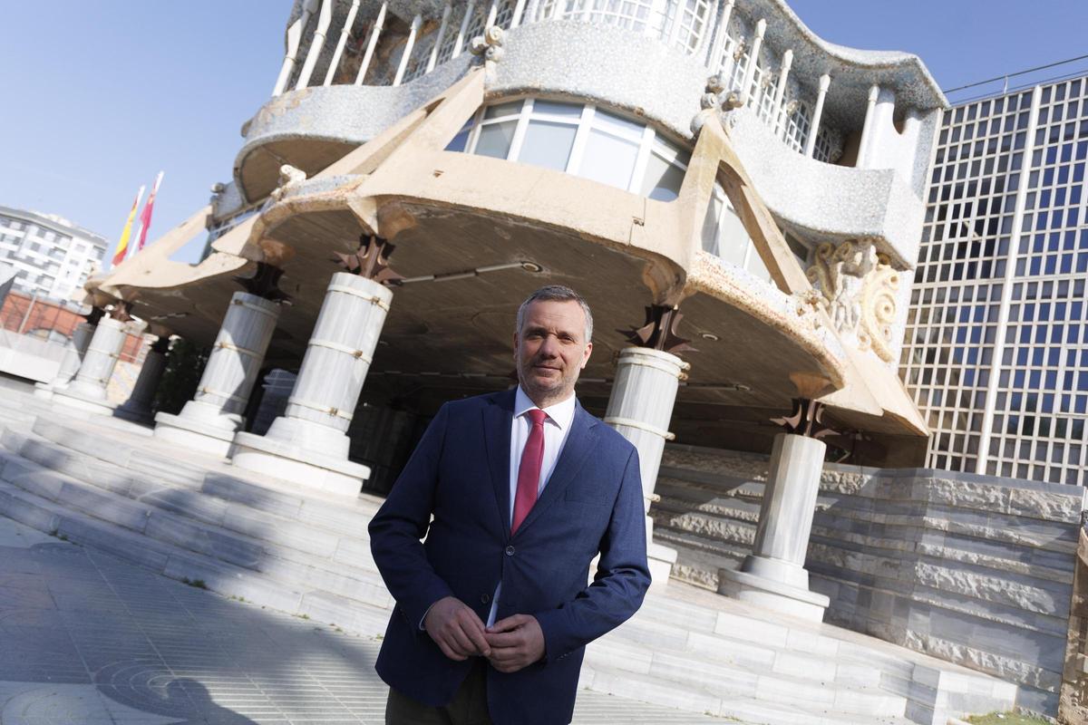 El portavoz del PP, de espaldas al edificio del Parlamento autonómico de la Región de Murcia.