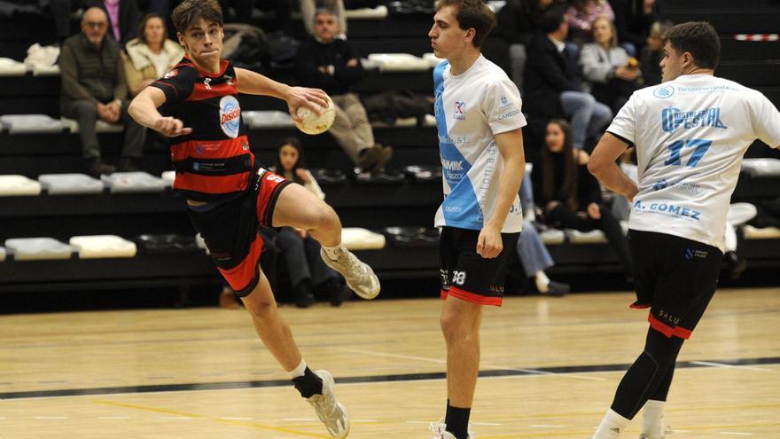 Luis Rozas arma el brazo, ayer, durante el Disiclín-Culleredo. |  Bernabé/Javier Lalín