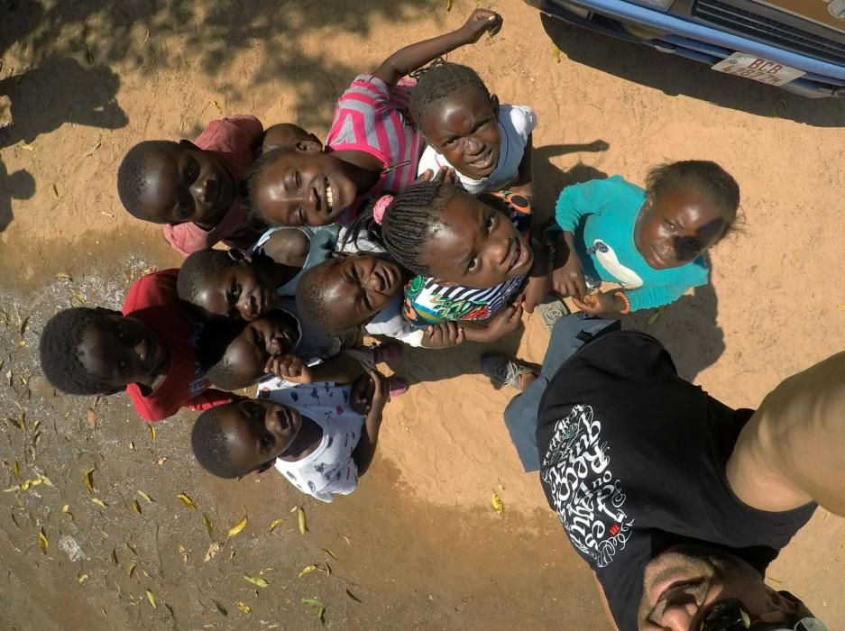 Once integrantes de la asociación viguesa de turismo solidario Lápices y Colores estarán hasta el día 24 en Zambia entregando directamente en orfanatos, aldeas y centros toda la ayuda que han reunido