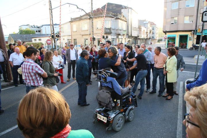 Decenas de personas se reúnen para homenajear a las víctimas del accidente ferroviario de O Porriño.