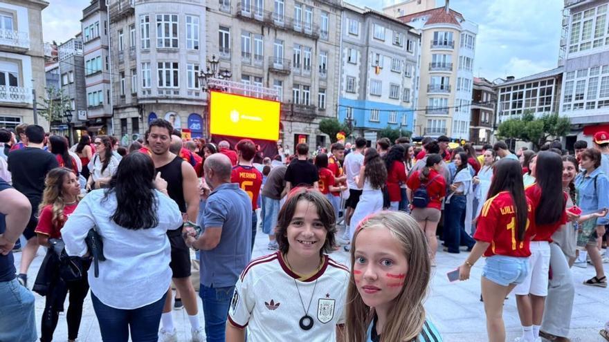La ilusión por la final del Mundial llena las plazas de Deza y Tabeirós con pantallas gigantes