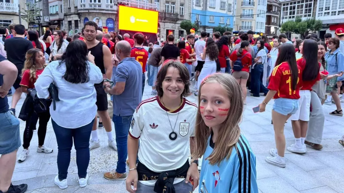 La ilusión por la final del Mundial llena las plazas de Deza y Tabeirós con pantallas gigantes