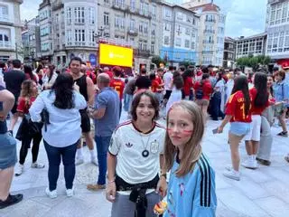 La ilusión por la final del Mundial llena las plazas de Deza y Tabeirós con pantallas gigantes