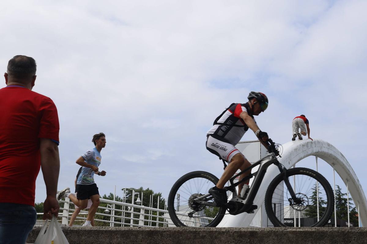 Ivan Kuzmenko practicando en el el puente de la Feria sobre el Piles.