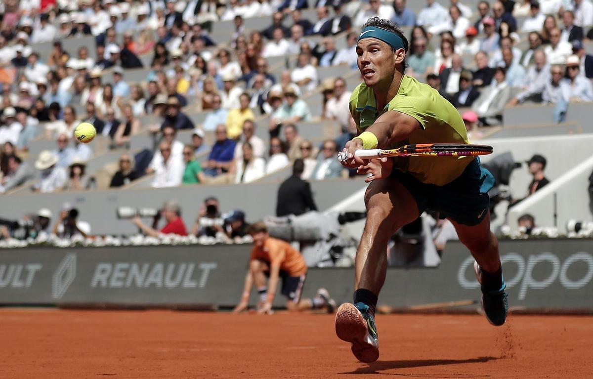 Paris (France), 05/06/2022.- Rafael Nadal of Spain plays Casper Ruud of Norway in their Menís Singles final match during the French Open tennis tournament at Roland ?Garros in Paris, France, 05 June 2022. (Tenis, Abierto, Francia, Noruega, España) EFE/EPA/CHRISTOPHE PETIT TESSON