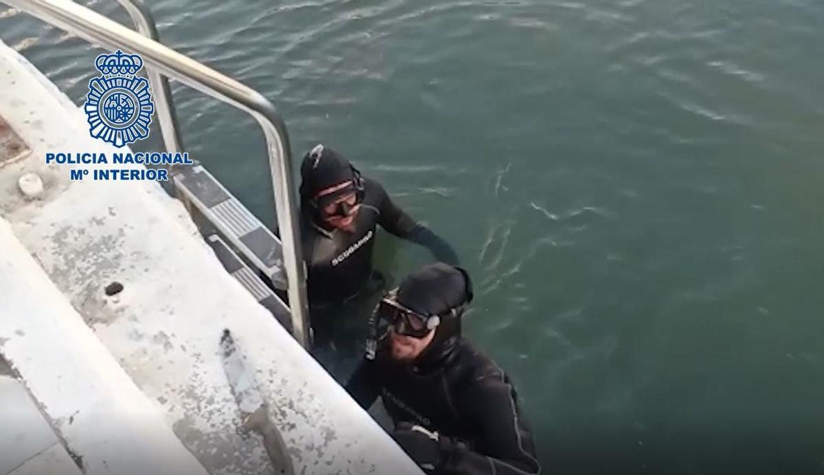 Dos buceadores de los GEO recuperan del fondo del mar un machete con el que un joven apuñaló a un conocido
