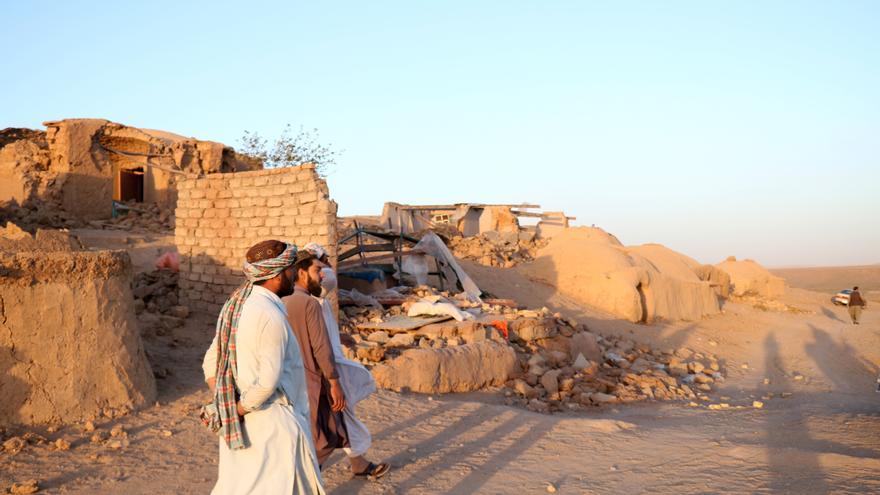 Rescatan con vida a una niña sepultada bajo los escombros tras un terremoto en Afganistán