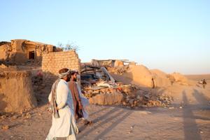 Rescatan con vida a una niña sepultada bajo los escombros tras un terremoto en Afganistán