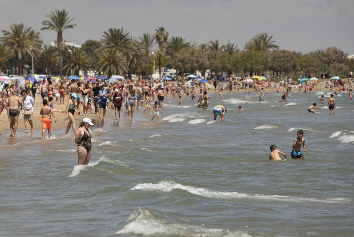 El puente y las altas temperaturas hacen que parezca agosto en la playa del Port de Sagunt
