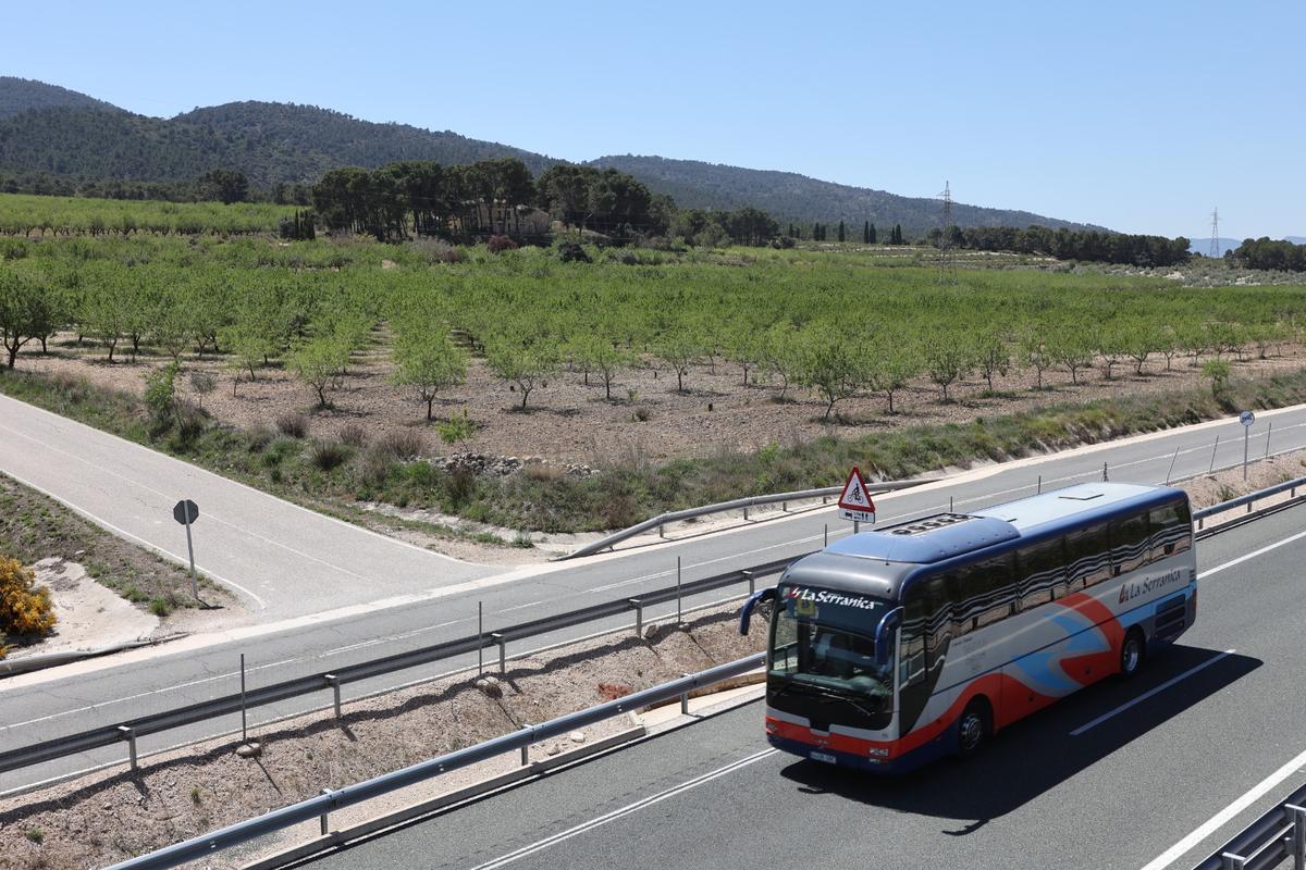 El pleno de Ibi se posiciona en contra y pide la modificación del proyecto que afecta a su término.