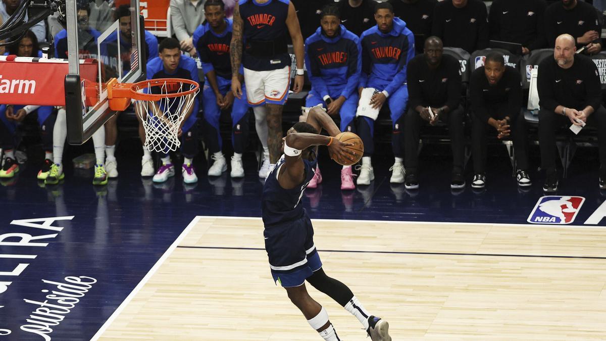 Anthony Edwards, de los Minnesota Timberwolves, hace un mate en el partido ante los Oklahoma City Thunder
