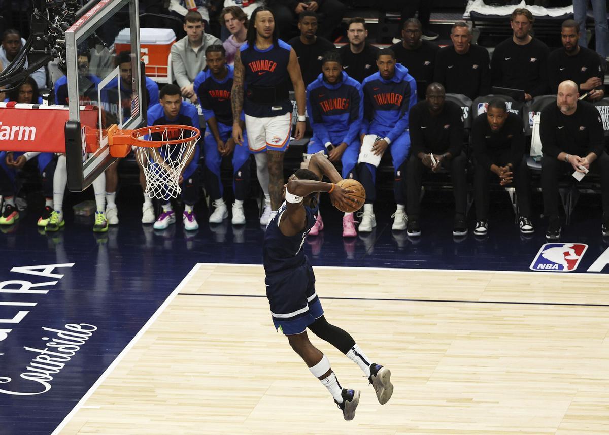 Anthony Edwards, de los Minnesota Timberwolves, hace un mate en el partido ante los Oklahoma City Thunder