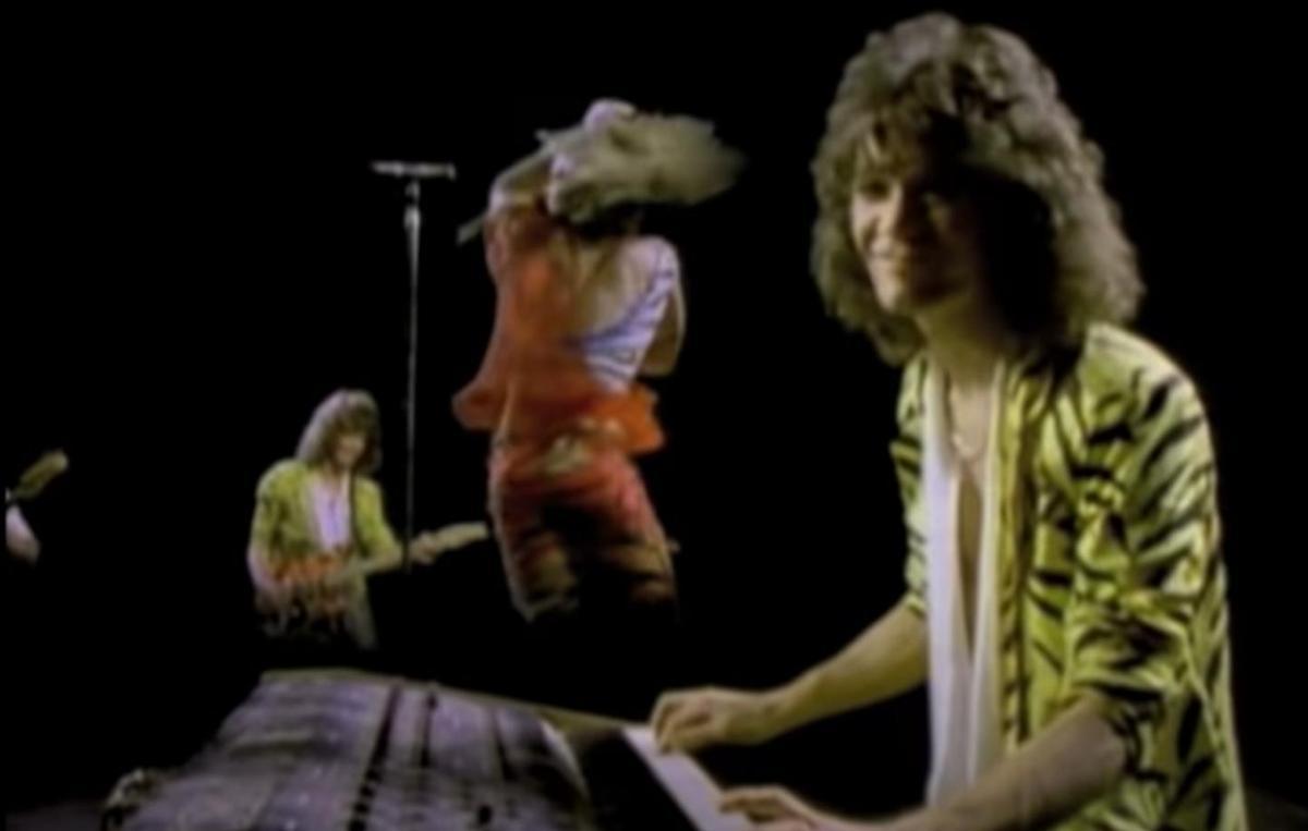 Eddie Van Halen, tocando el sintetizador en un momento del videoclip.