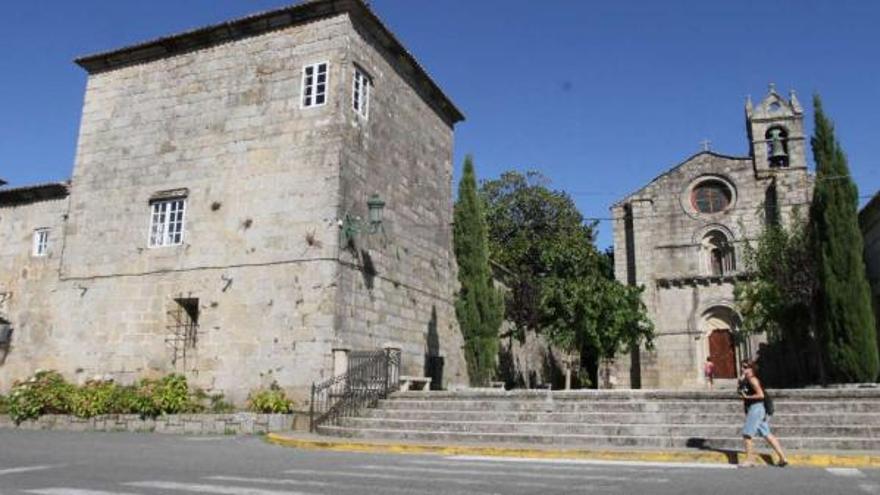 La Iglesia de San Martín de Sobrán y el pazo anexo, en Vilagarcía de Arousa.  // FdV