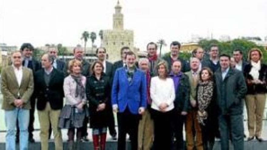 Rajoy brilla en el cónclave de Sevilla con el viento de los sondeos en popa