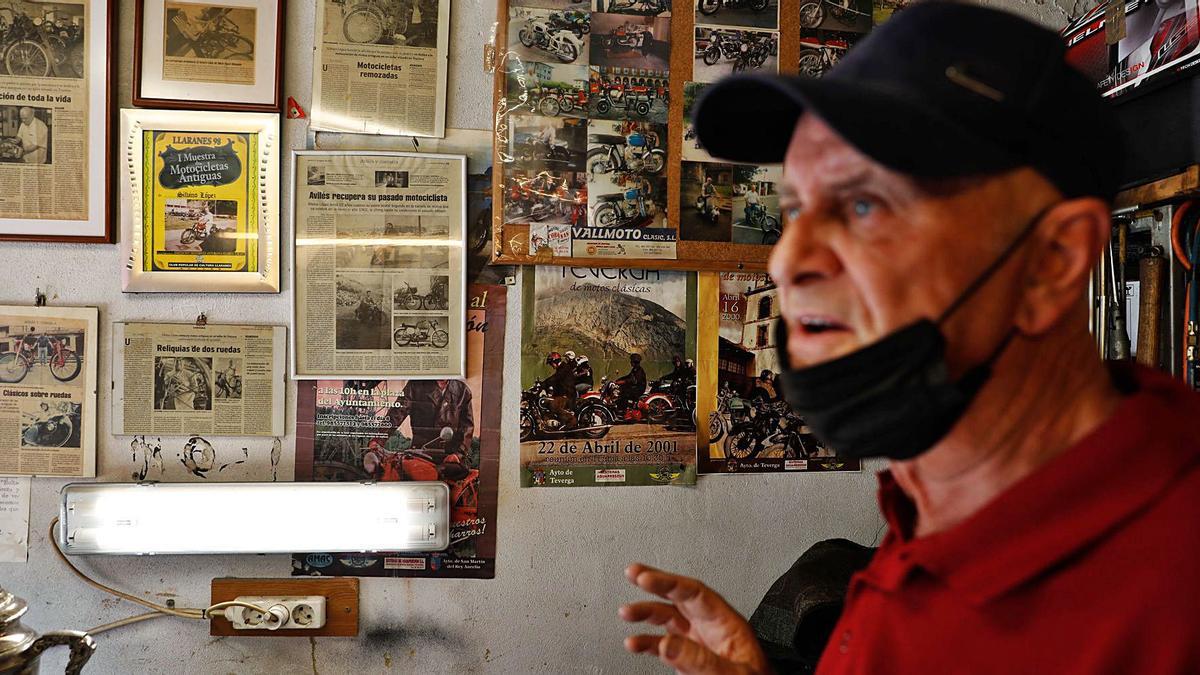Silvino López, en el taller de Llaranes donde restaura y repara motos antiguas.
