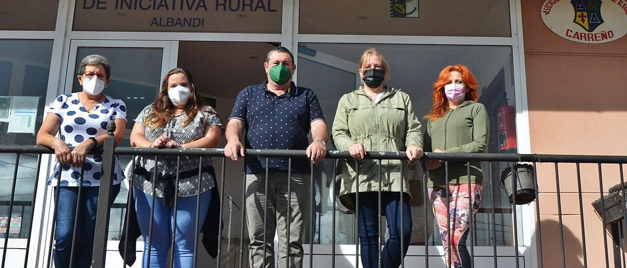 Por la izquierda, Cristina González, Concepción González, Juan Antonio Pérez, Noemí Martínez y Nuria Fernández, todos miembros de la directiva de la Asociación Santiago de Albandi, en el exterior del Centro de Iniciativa Rural. | Borja García