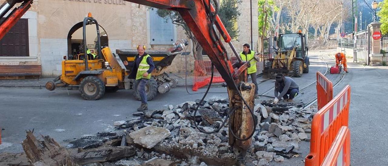 Unos operarios con maquinaria pesada en Sóller.