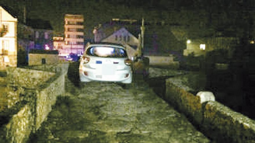 El vehículo del joven, atrapado en el puente de A Ramallosa. // FdV