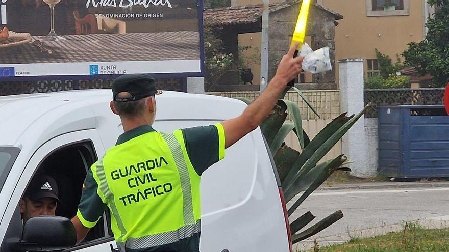 Un Guardia Civil dando el alto para realizar test de alcoholemia.