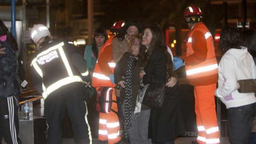 Personal sanitario atiende a los supuestos heridos en las lonas destinadas a víctimas graves y muy graves y en el hospital de campaña previsto en casos de emergencias relevantes. Bomberos y personal sanitario sacan de la estación a las supuestas víctimas. Los bomberos entran primero para asegurarse de qué zonas son seguras y, posteriormente, entra un médico a hacer una valoración de los medios que se necesitan.Un instante del hipotético rescate de las víctimas en el túnelVarias actrices hacen el papel de heridas leves, que pudieron salir por su propio pie