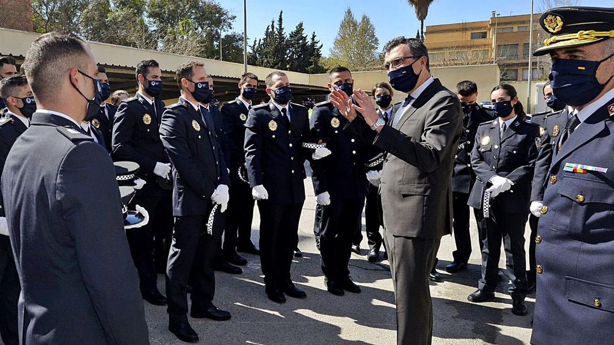 José Ballesta, ayer, frente a los 41 nuevos policías locales de Murcia. | AYTO