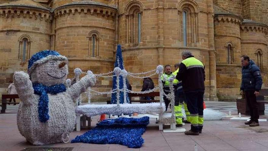 Operarios municipales se afanaron ayer en dejar lista parte de la decoración navideña como la de la plaza Santa María, que se pone por primera vez este año.