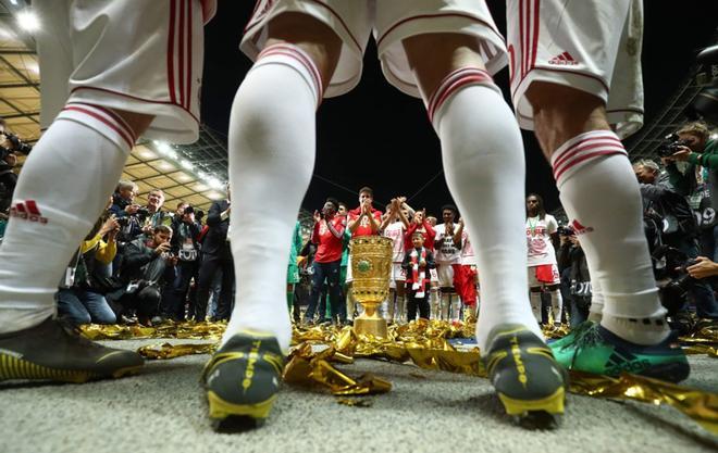 Los jugadores del Bayern Munich celebran con el trofeo después de la final de la Copa de Alemania (DFB Pokal) del partido de fútbol RB Leipzig - FC Bayern Munich en el Estadio Olímpico de Berlín.