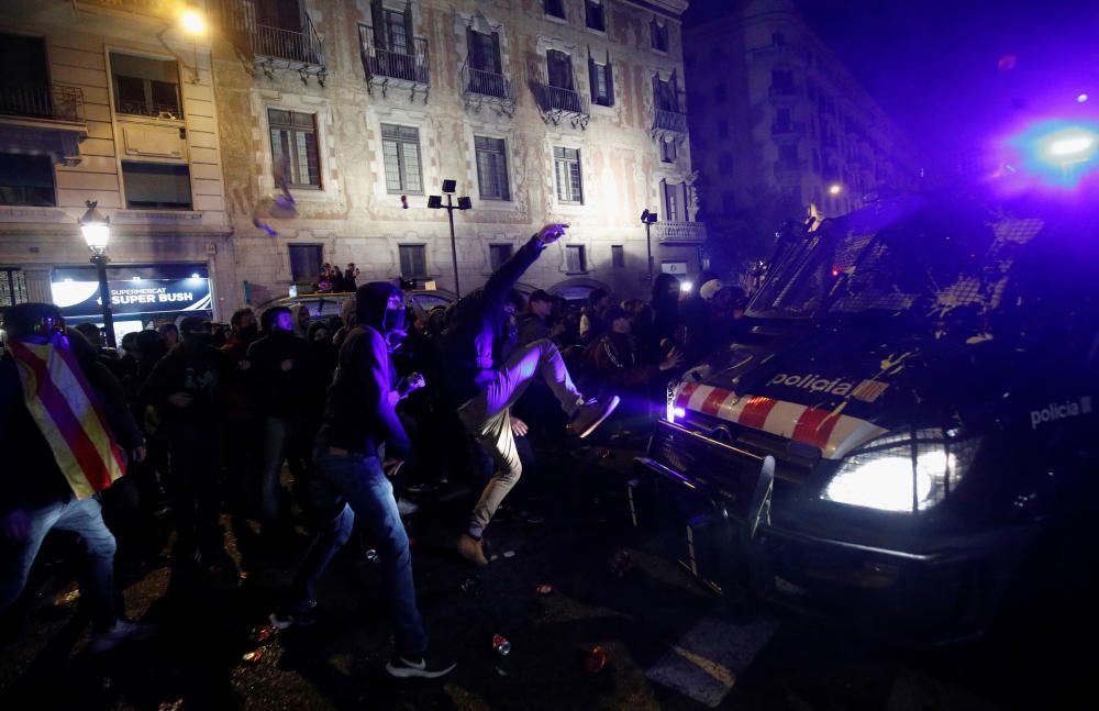 Protesta frente a la Jefatura de Vía Laietana