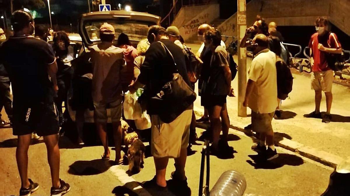 Personas sin hogar durante el reparto de bocadillos de la ong denunciante. | INFORMACIÓN