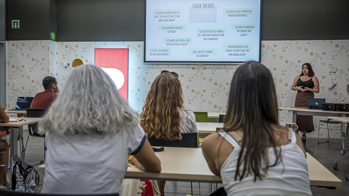 Varios profesores siguen las explicaciones de Valentina Raffio en el taller de fake news, en el marco del festival Fixing the future.