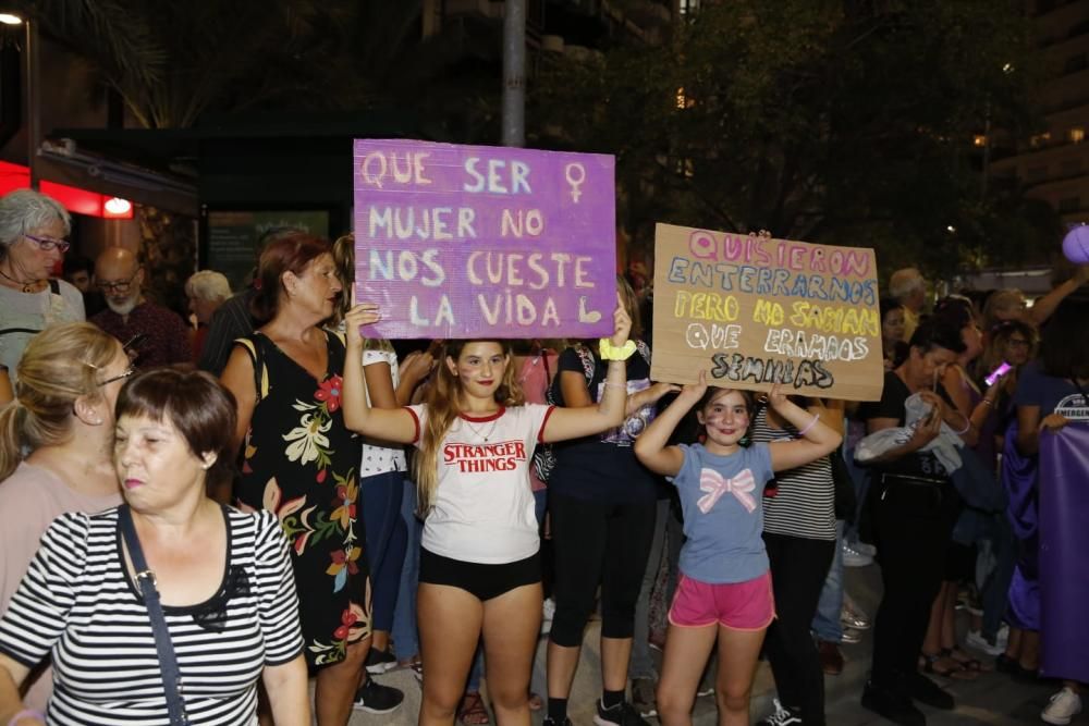 “No es no, lo demás es violación” y “La tumba del machismo, Alicante será”, son algunas de las consignas que se escuchado por las calles de la ciudad