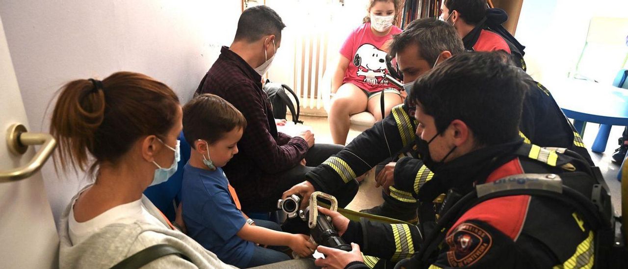 El pequeño Roberto aprende cómo funciona la cámara anti gas. // RAFA VÁZQUEZ