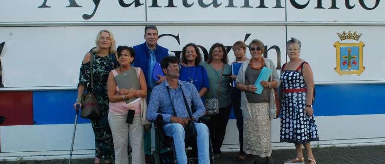 Jesús Martín, en el centro, con las personas que le acompañaron a entregar las firmas.