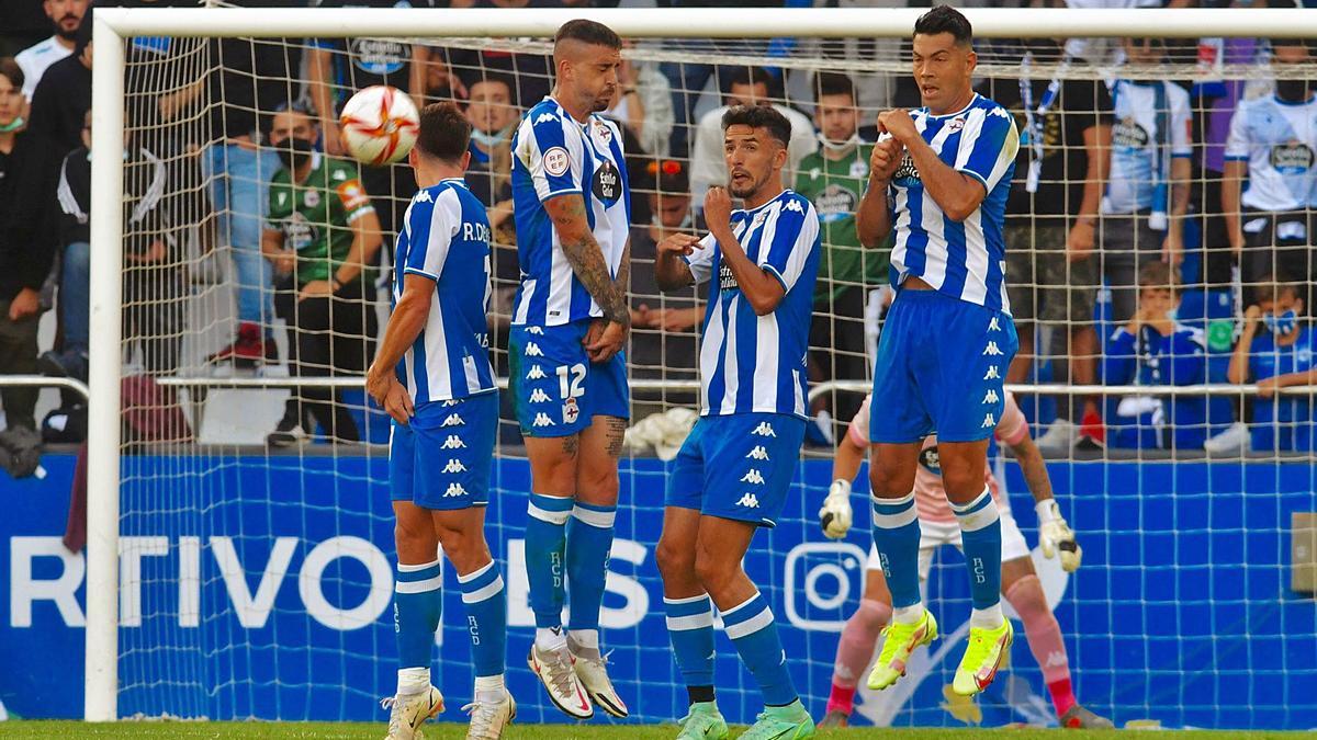 Granero, segundo por la izquierda, salta en un barrera en el partido contra el Badajoz. |  // CARLOS PARDELLAS