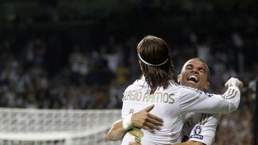 Ramos celebra con Pepe el cuarto gol. / susana vera